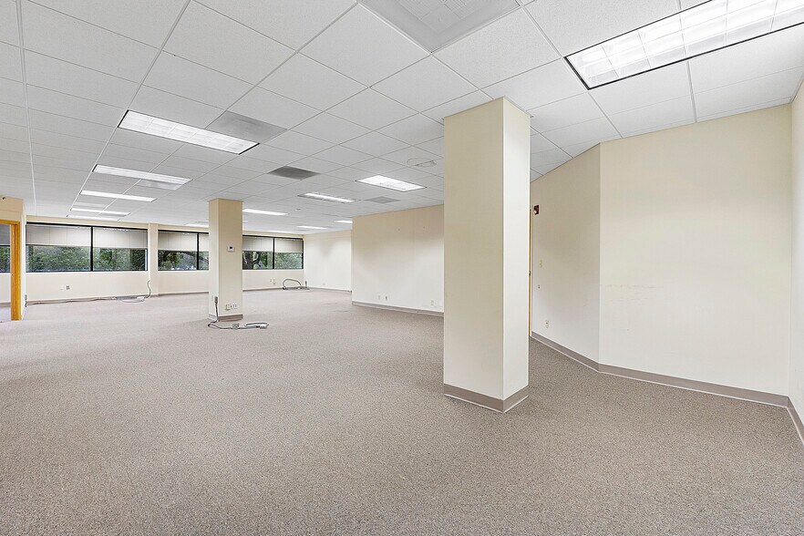 More Photos Of 400 Sawgrass Corporate Pky, Sunrise Office For Lease