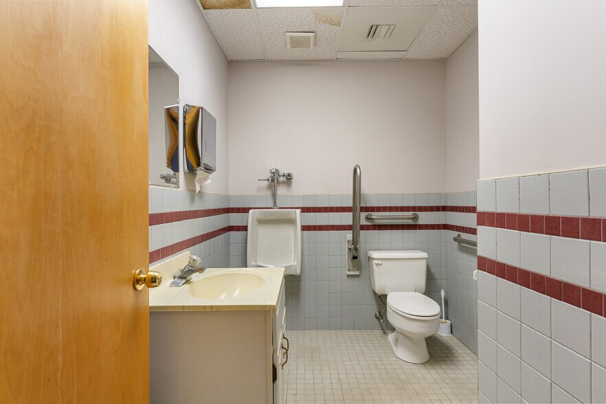 More Photos Of 128 Litchfield Rd, New Milford Medical For Sale