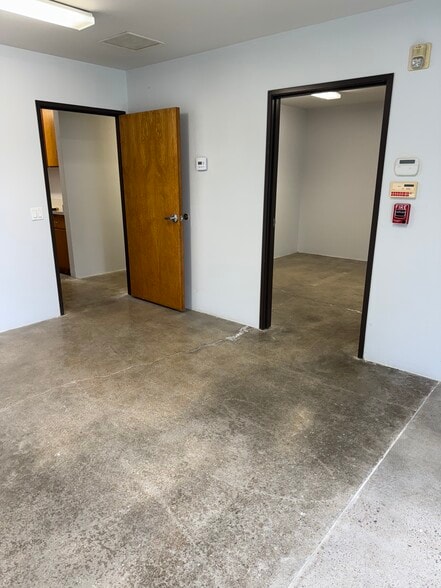 More Photos Of 6020 Nicolle St, Ventura Manufacturing For Lease