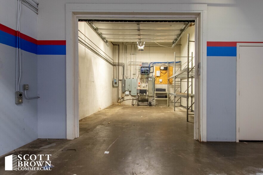 More Photos Of 10763 Mapleridge Dr, Dallas Distribution For Lease