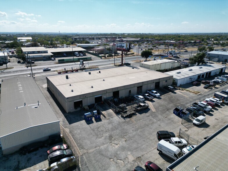 More Photos Of 11104 N Lamar Blvd, Austin Showroom For Lease