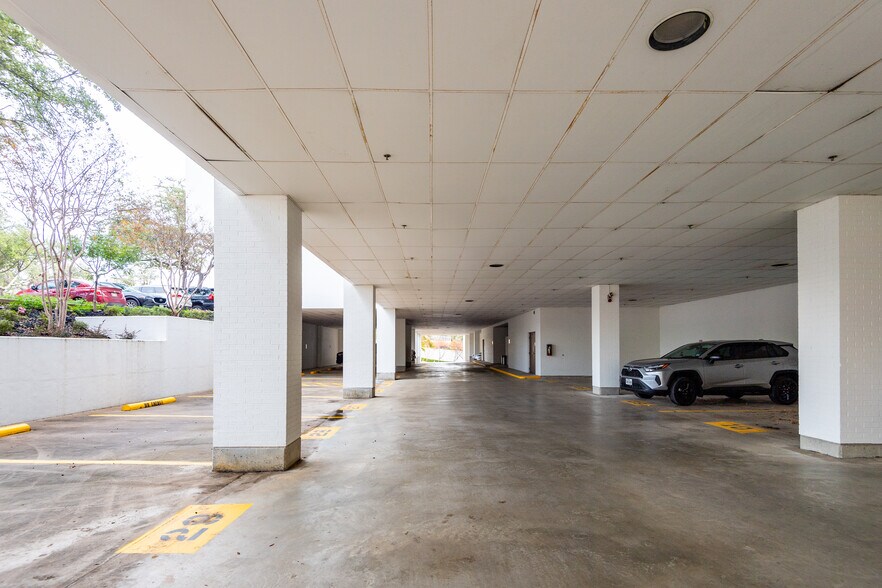 More Photos Of 104 Decker Ct, Irving Unknown For Lease