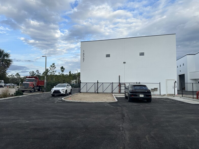 More Photos Of 15547 Global Pkwy., Fort Myers Self Storage For Sale