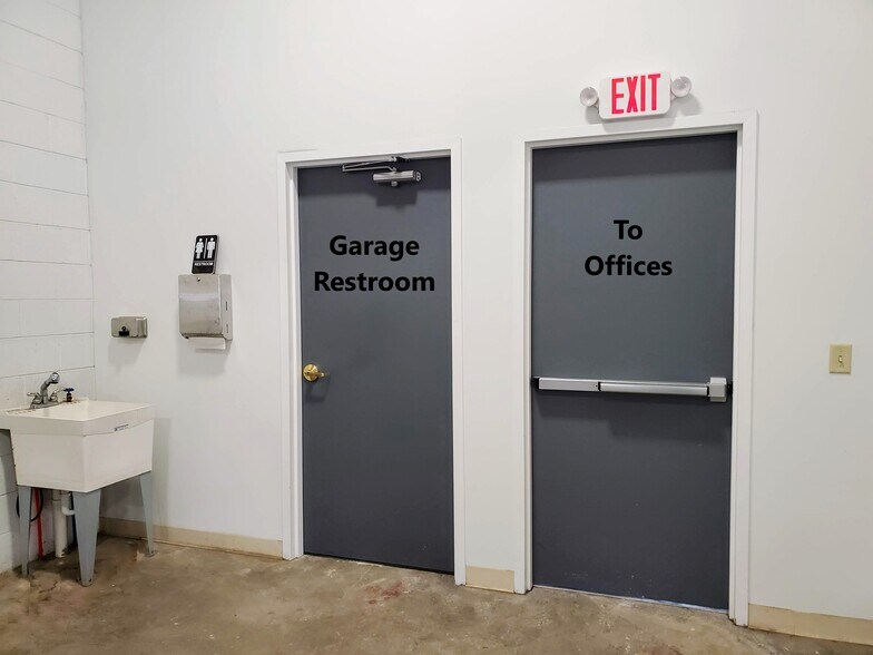 More Photos Of 238 Bay St, Queensbury Showroom For Lease