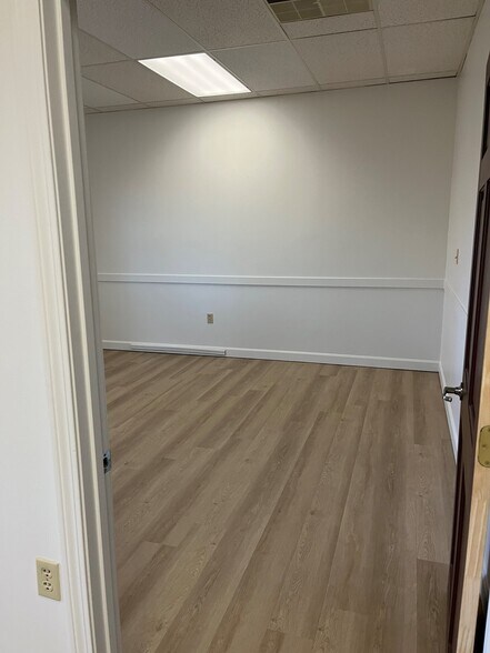 More Photos Of 200 Great Rd, Bedford Storefront Retail Office For Lease