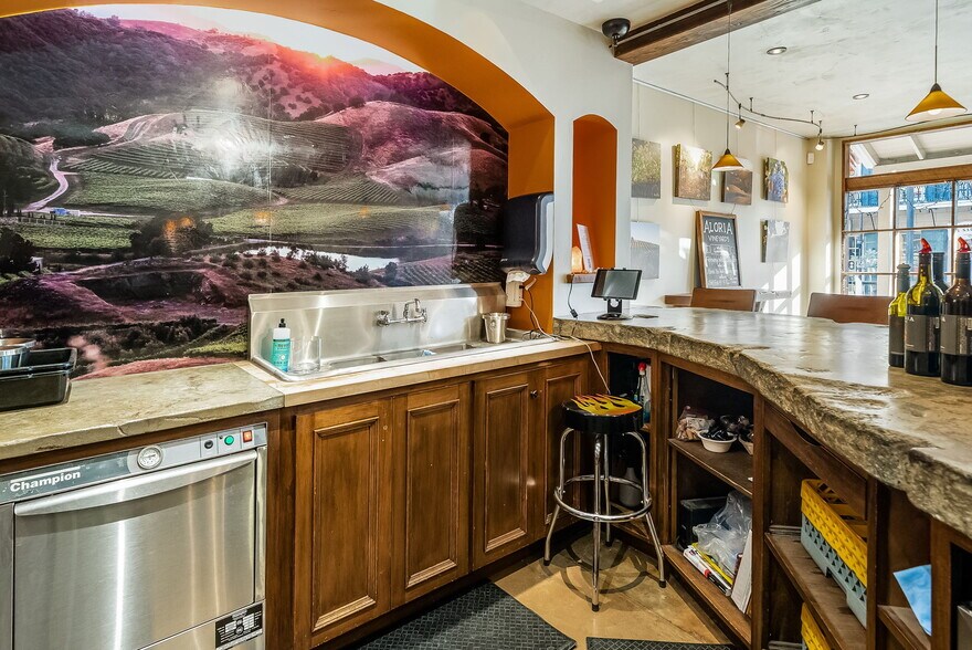 More Photos Of 448 Main St, Murphys Freestanding For Lease