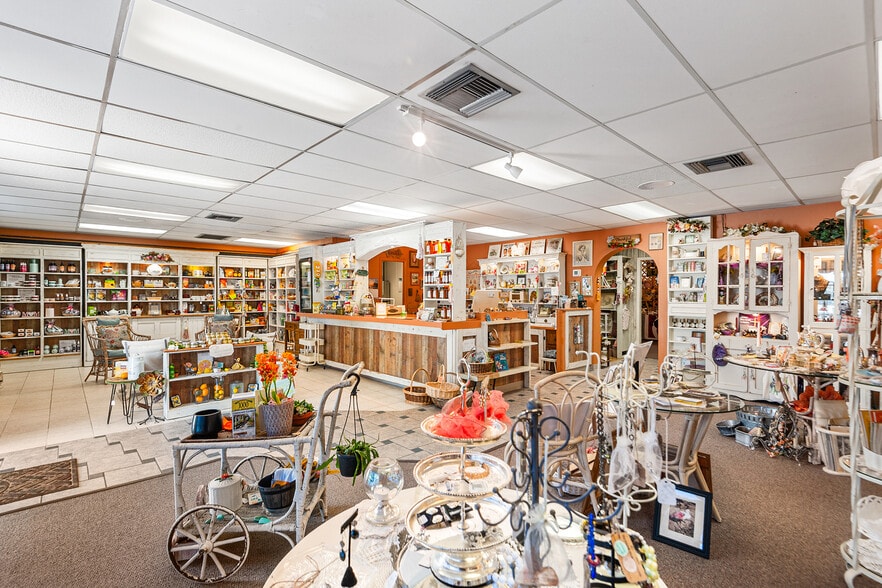 More Photos Of 155 Avenue B SW, Winter Haven Storefront For Sale