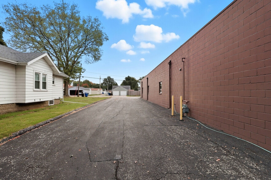 More Photos Of 3006 Avenue of the Cities, Moline Flex For Sale