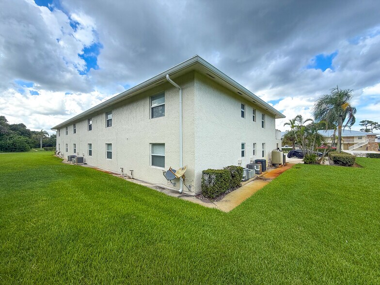 More Photos Of 604 SW 35th St, Palm City Apartments For Sale
