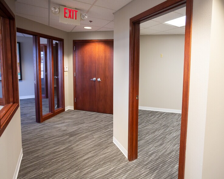 More Photos Of 19105 W Capitol Dr, Brookfield Medical For Lease