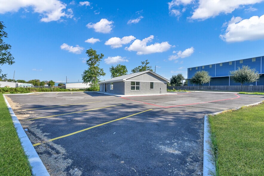 More Photos Of 28011 High Meadow Rd, Tomball Office Residential For Lease
