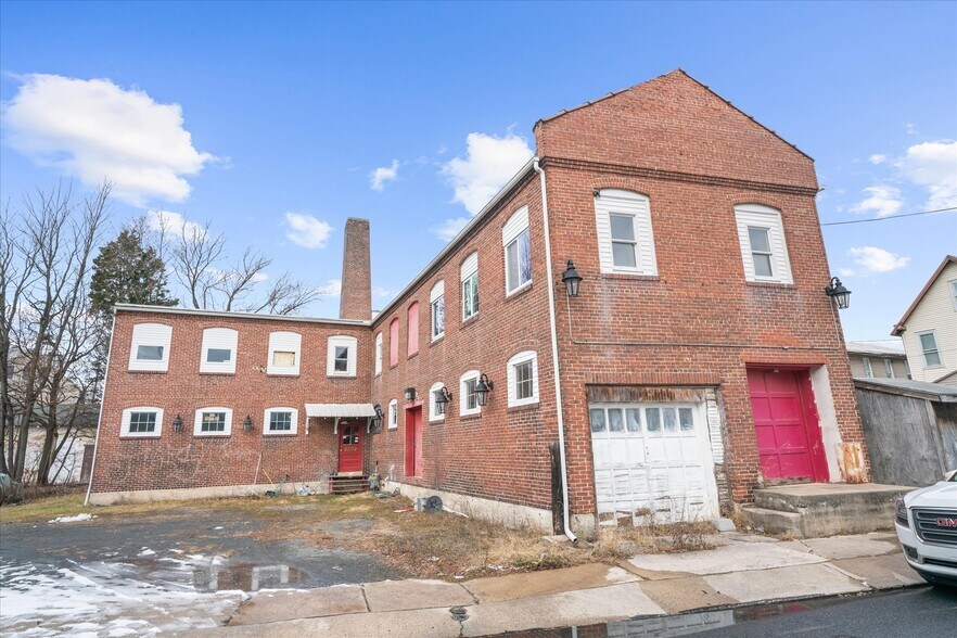 More Photos Of 102 S Richmond St, Fleetwood Warehouse For Sale