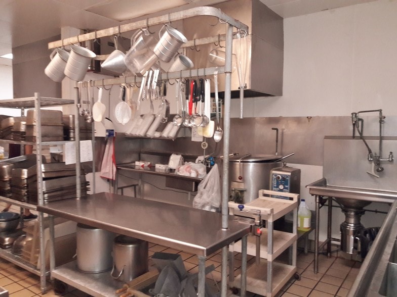 More Photos Of 210 N Lewis Ave, Oglesby Restaurant For Lease