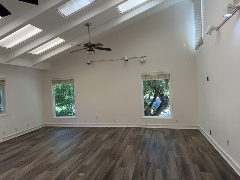More Photos Of 1000 Willagillespie Rd, Eugene Office For Lease