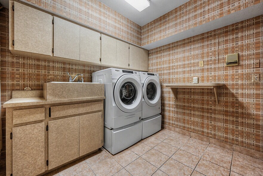 More Photos Of 2160 Laurence Dr, Clearwater Office For Sale