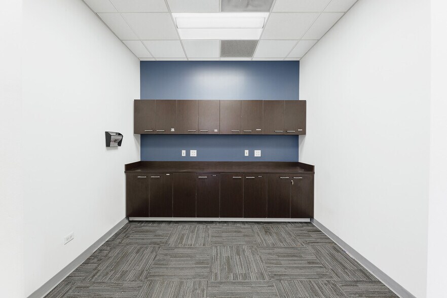 More Photos Of 5362-5364 W Devon Ave, Chicago Office For Sale