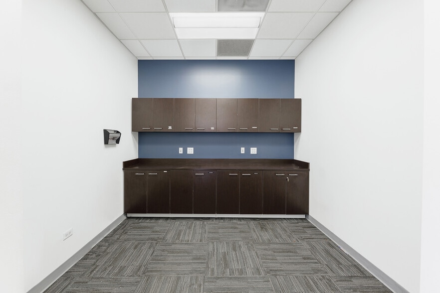 More Photos Of 5364 W Devon Ave, Chicago Medical For Sale