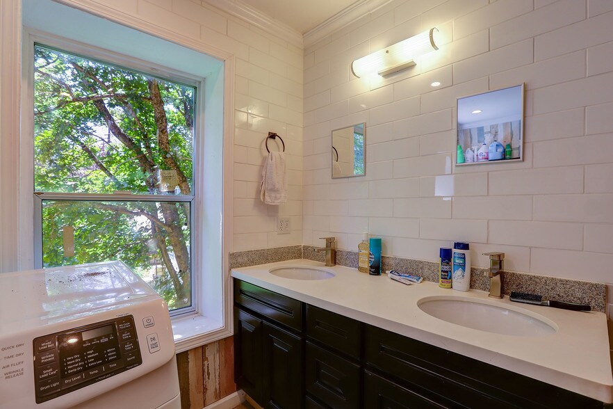 More Photos Of 212 Main St, Sierra City Hotel For Sale