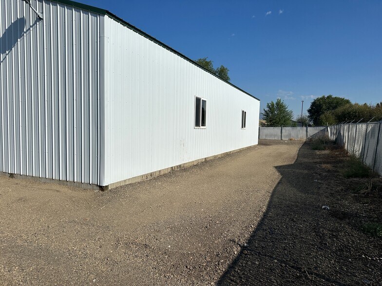 More Photos Of 10701 S Walton Rd, Island City Light Manufacturing For Lease