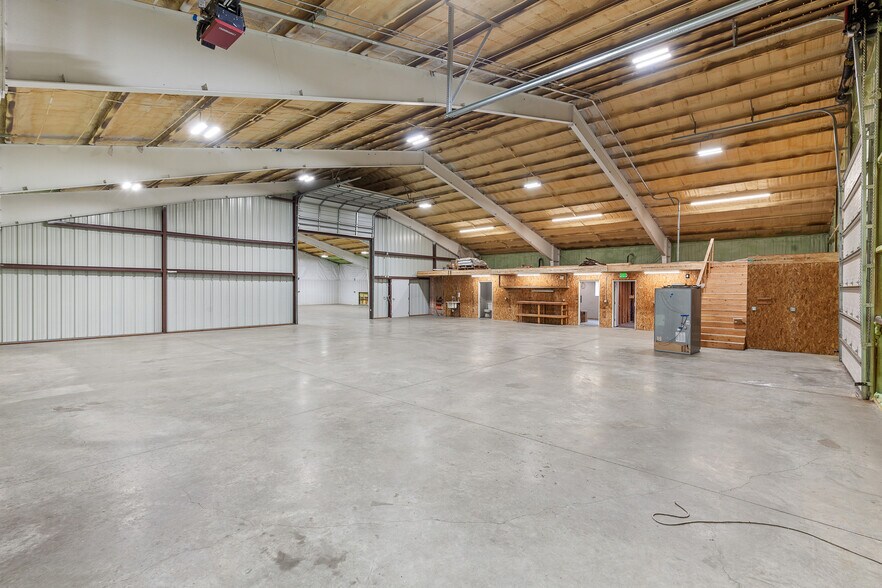 More Photos Of 275 Industrial Park Ave, Spirit Lake Warehouse For Lease