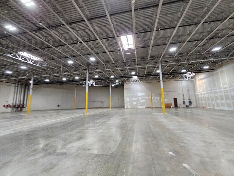 More Photos Of 10215 S Sam Houston Pky W, Houston Warehouse For Lease