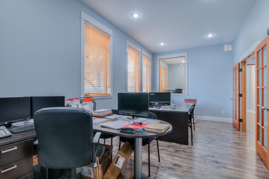 More Photos Of 257 S Pine St, Sisters Office For Sale