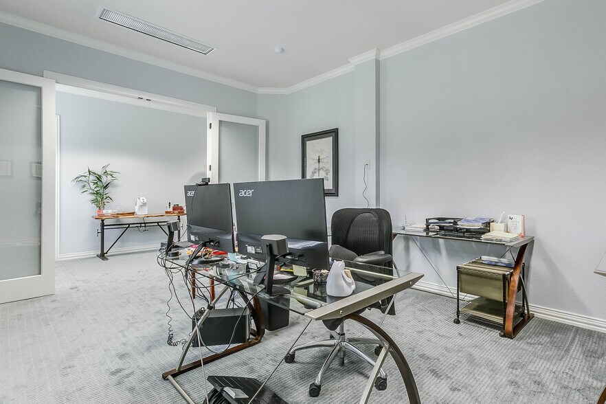 More Photos Of 7633 Bellaire Dr S, Fort Worth Medical For Sale