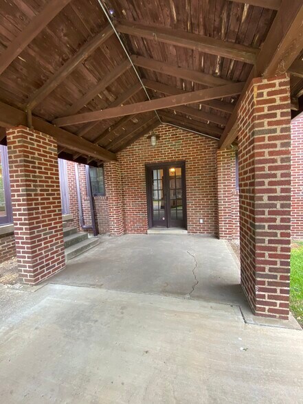 More Photos Of 219 N Broadway St, Tupelo General Retail For Lease