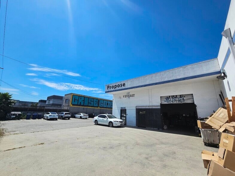 More Photos Of 516 E Jefferson Blvd, Los Angeles Warehouse For Sale