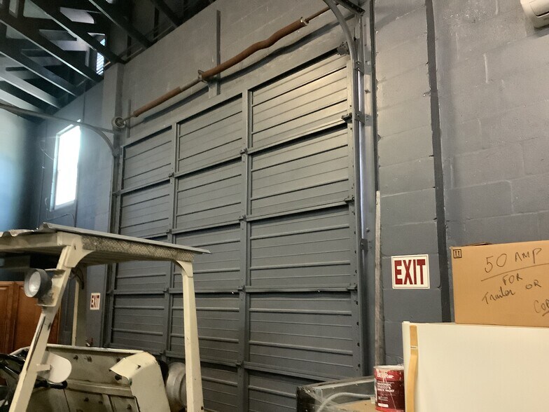 More Photos Of 10120 Ridgeway Dr, Port Richey Warehouse For Lease