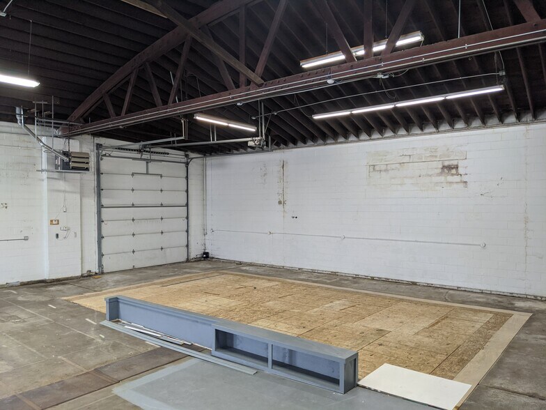 More Photos Of 250 S Kinzie Ave, Bradley Flex For Sale