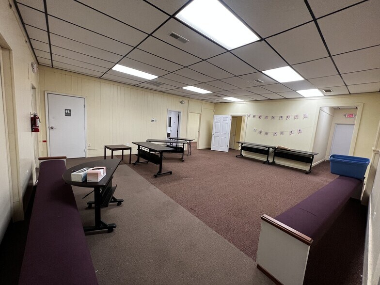 More Photos Of 1075 Ohio Pike, Cincinnati Office For Lease