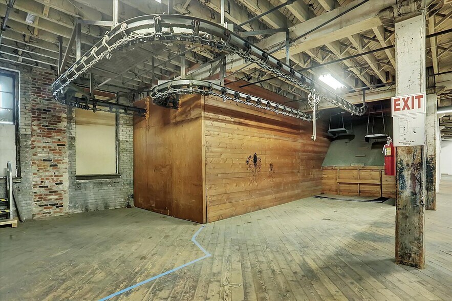 More Photos Of 701 E Hay St, York Warehouse For Lease