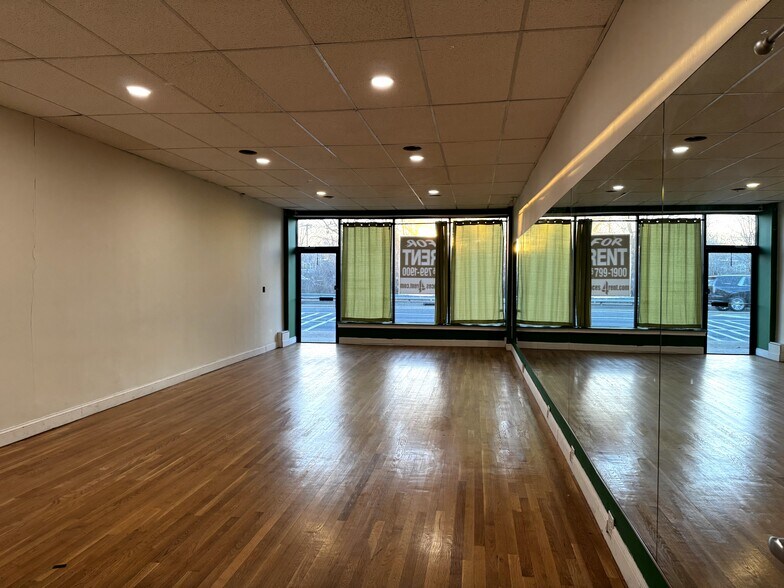More Photos Of 742-756 N Wellwood Ave, Lindenhurst Storefront Retail Office For Lease