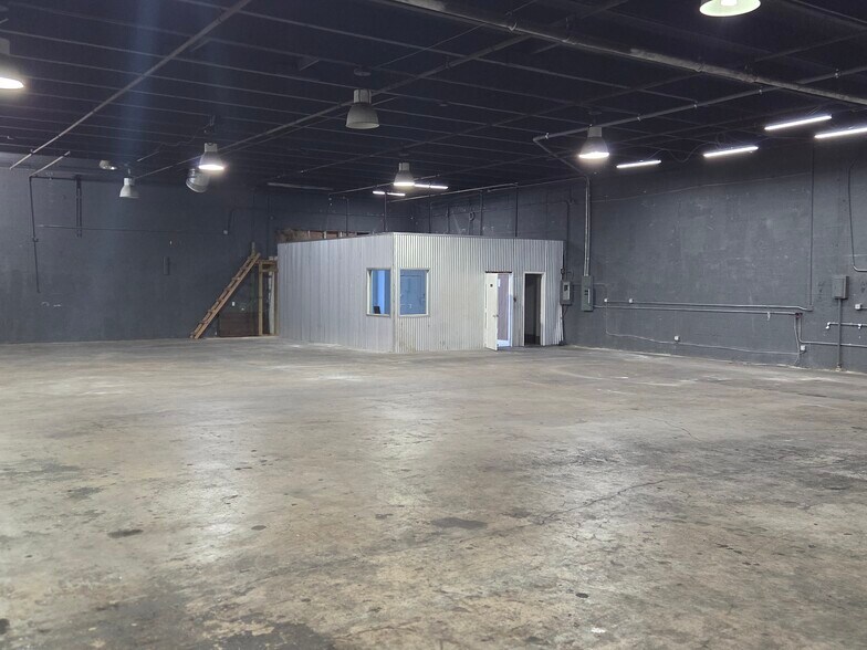 More Photos Of 5750 Columbia Cir, Mangonia Park Warehouse For Lease