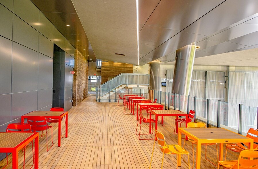 More Photos Of 850 Morrison Dr, Charleston Office For Lease