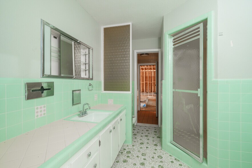 More Photos Of 1919 Drummond Ave, Panama City Distribution For Lease