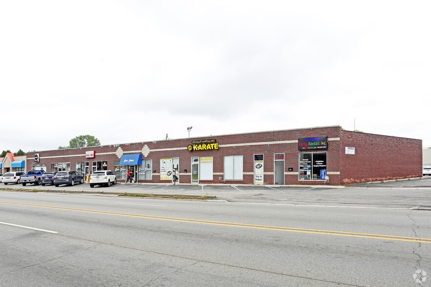 Primary Photo Of 32008-32056 Utica Rd, Fraser Storefront For Lease