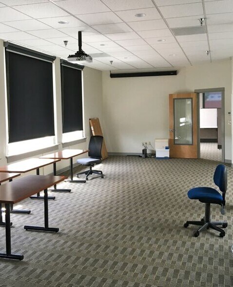 More Photos Of 323 E 2nd St, The Dalles Storefront Retail Office For Lease