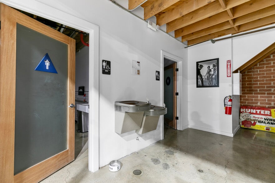 More Photos Of 1604 Venice Blvd, Los Angeles Showroom For Lease
