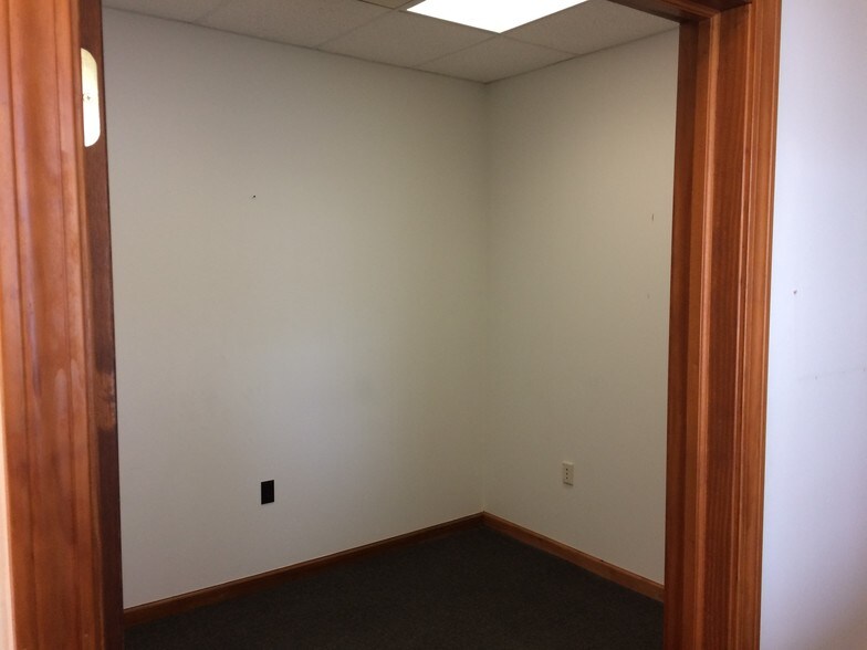 More Photos Of 2419 E High St, Springfield Storefront For Sale