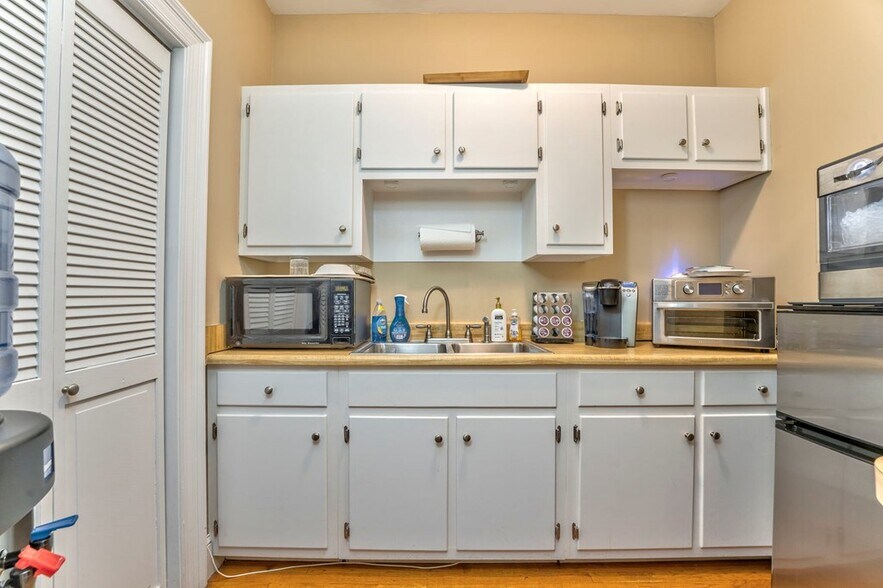 More Photos Of 417 Court St, Calhoun Office For Sale