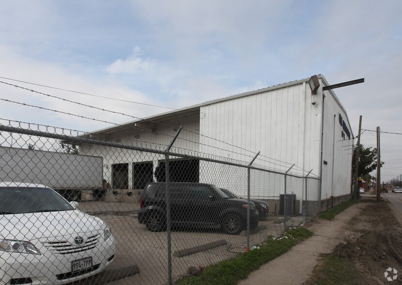 Primary Photo Of 1915 Airline Dr, Houston Warehouse For Lease
