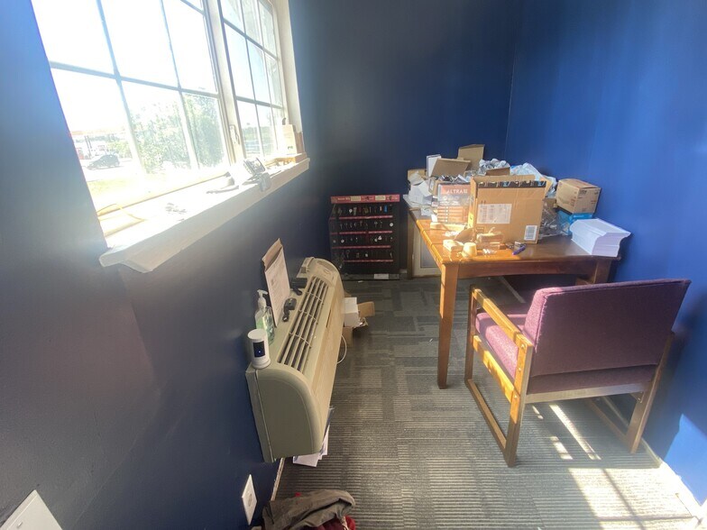 More Photos Of 1 Proactive Dr, New Florence Hotel For Sale