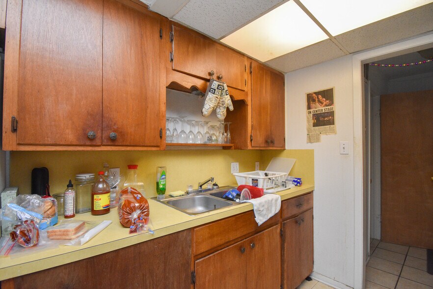 More Photos Of 1805 Rosemary Ave, Victoria Apartments For Sale