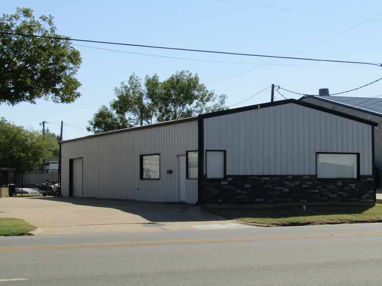 Primary Photo Of 1324 N Main St, Paris Office For Sale