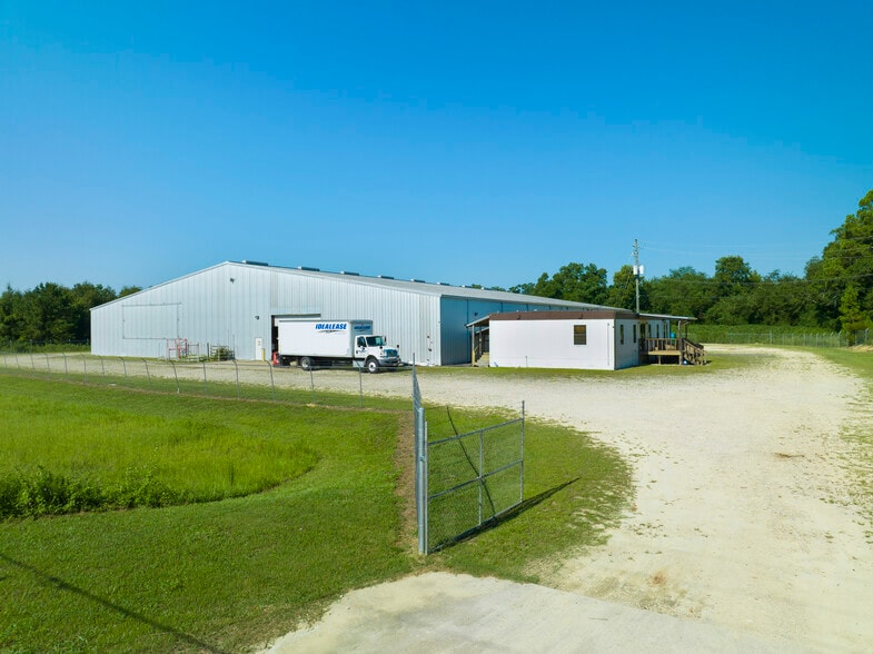 More Photos Of 824 Mary Helen Dr, Chipley Warehouse For Lease