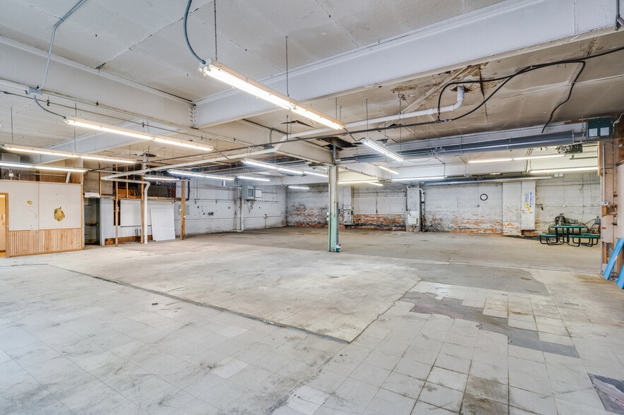 More Photos Of 529 4th St S, La Crosse Showroom For Sale