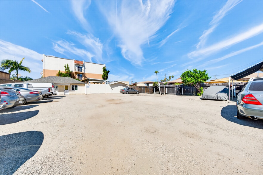 More Photos Of 15003 Larch Ave, Lawndale Apartments For Sale