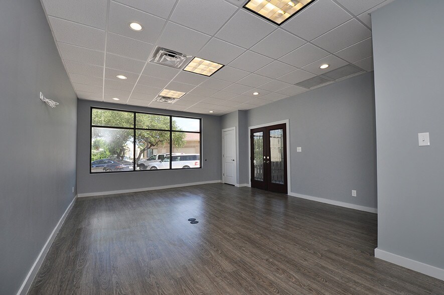 More Photos Of 4714 Shavano Oak, San Antonio Light Distribution For Lease